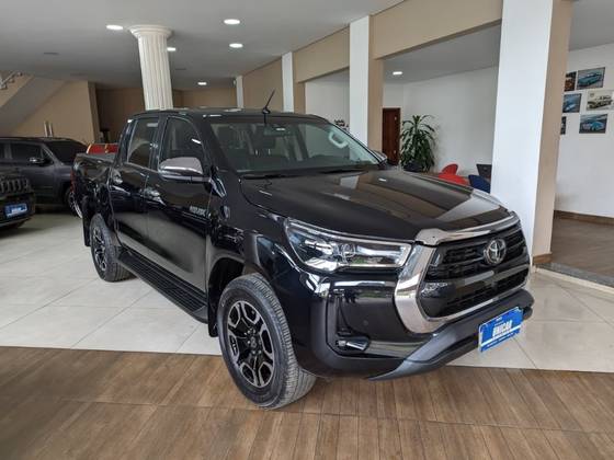 TOYOTA HILUX 2.8 D-4D TURBO DIESEL CD SRX 4X4 AUTOMÁTICO